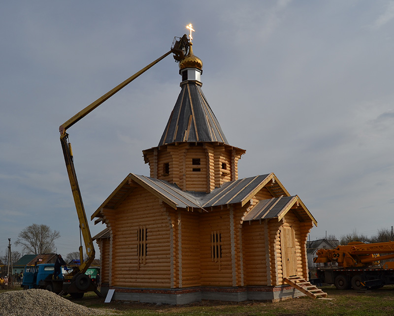 Освящение купола и креста церкви в селе Светлое